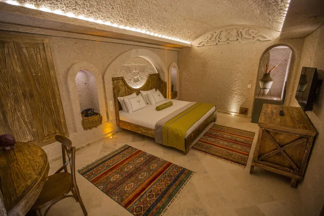 Cave, Royal, Suite, Twin Beds, Hot Tub، Nino Cave Suites 2/6