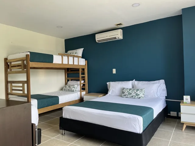 غرفة عائلية بسرير مزدوج وسرير فردي وسرير بطابقين، Hotel Greenview Medellin 4/9