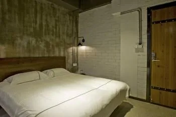 Emerald Pool, King Bed، Zero Five One Seven Inn 1/1