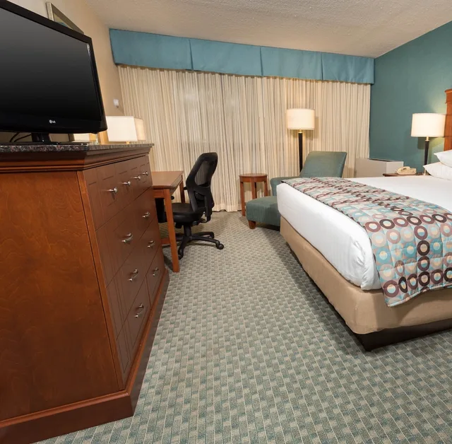 غرفة بسرير كينج في طابق مرتفع، Pear Tree Inn St Louis Near Union Station 4/7