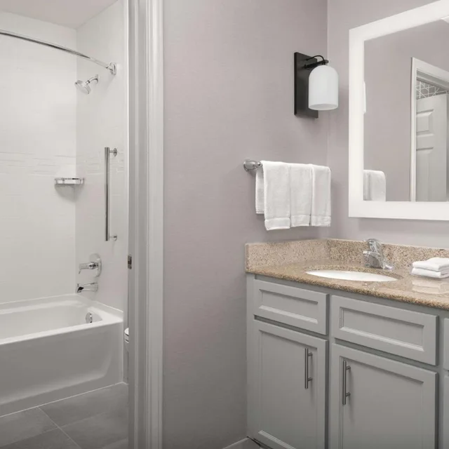 جناح بسريرين كوين بغرفة نوم واحدة مع أريكة، Homewood Suites By Hilton San Antonio-Riverwalk/Downtown 6/8