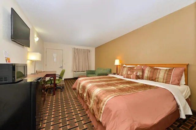 غرفة بزنس بسرير كينج، Americas Best Value Inn Nashville Downtown 4/4