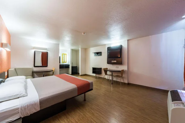 غرفة بسرير كينج لغير المدخنين، Motel6 Uvalde, TX 9/10