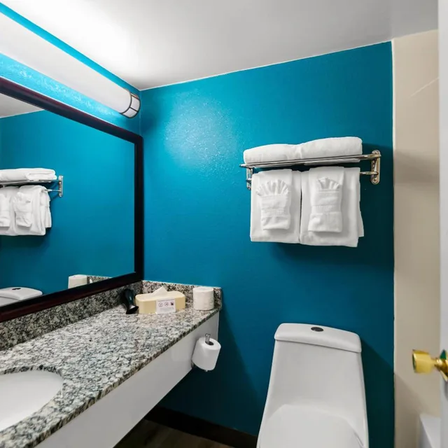 غرفة بسريرين مزدوجين في طابق مرتفع، Clarion Inn Falls Church-Arlington 8/8