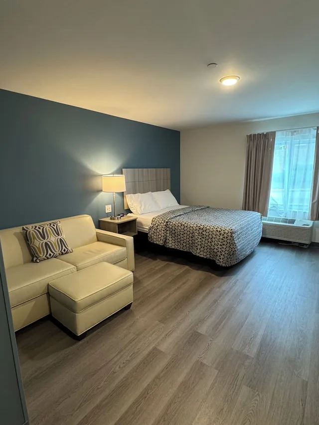 جناح بسرير كوين مع أريكة، WoodSpring Suites Knoxville West 8/10