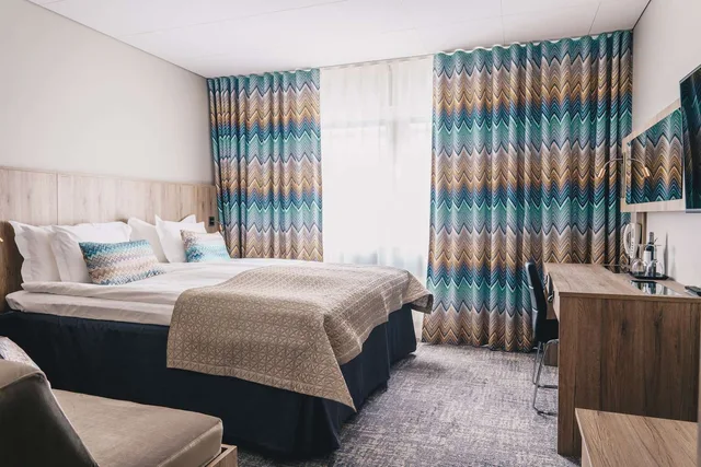 غرفة قياسية بسرير كينج مع أريكة، Best Western Plus John Bauer Hotel 1/2