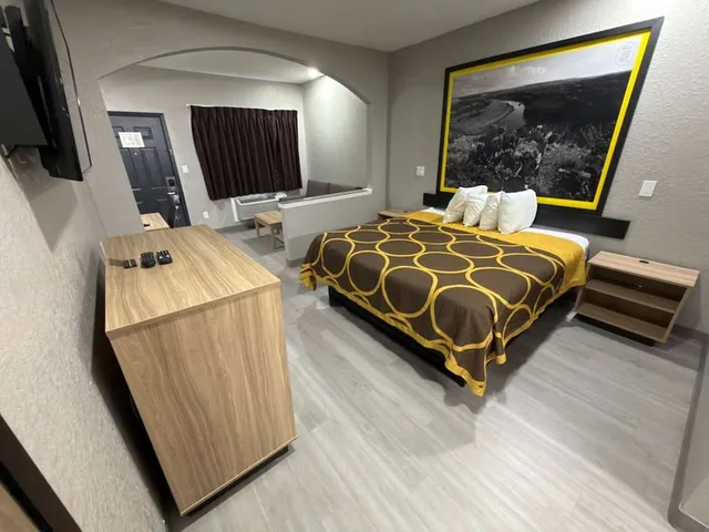 غرفة قياسية بسرير كينج للمدخنين، Super 8 by Wyndham Houston/Brookhollow NW 1/9