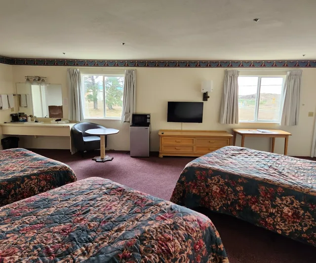 غرفة قياسية ثلاثية بسريرين كوين، Bayview Inn 1/2
