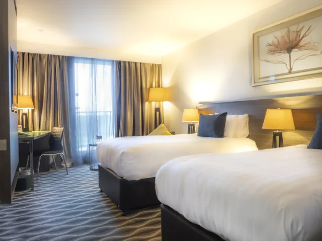 غرفة بريميوم بسريرين منفصلين بإطلالة على النهر، Crowne Plaza London - Kingston 4/10