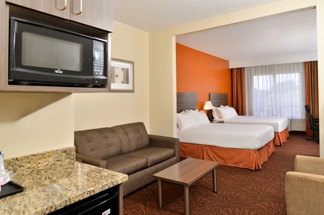 Suite, 2 Queen Beds, Sofa, Holiday Inn Express Hotel And Suites Chattanooga At Lookout Mtn Tn 2/10