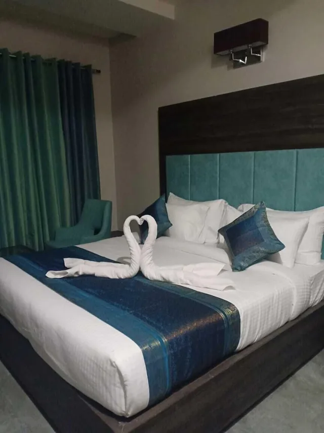 Deluxe, Double Bed, Hotel Abhinav International 1/2