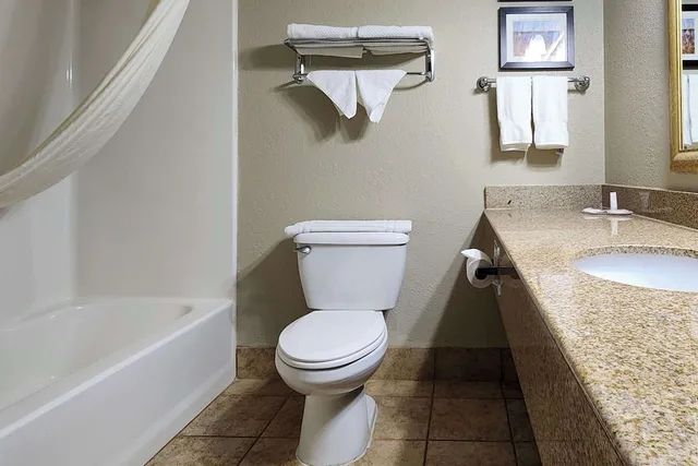 غرفة قياسية بسرير كينج مع أريكة، Comfort Inn & Suites Shakopee Downtown Area 4/8