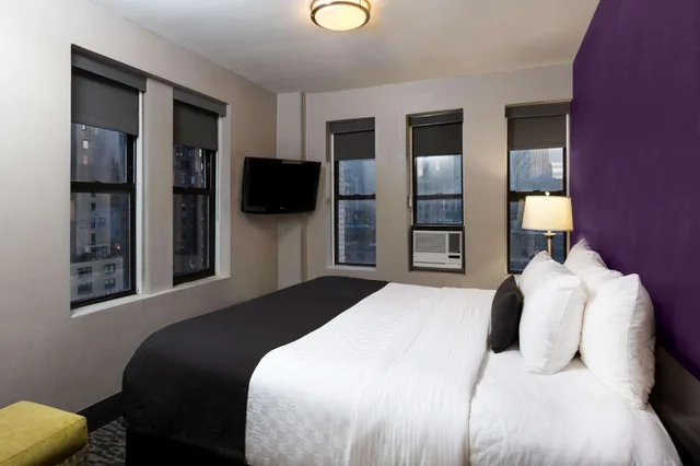 غرفة تنفيذية بسرير كينج، La Quinta Inn & Suites by Wyndham New York City Central Park 2/5