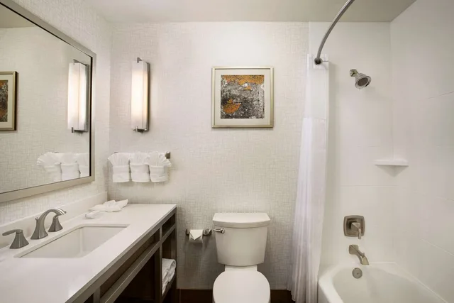 غرفة بسرير مزدوج بحوض استحمام، Hilton Garden Inn Flagstaff 2/2