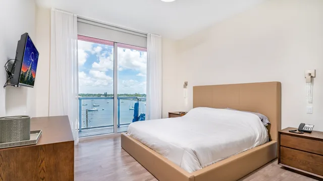شقة ديلوكس بإطلالة على المرسى بغرفة نوم واحدة، CH Luxury Condos & Studios On The Beach 1/2