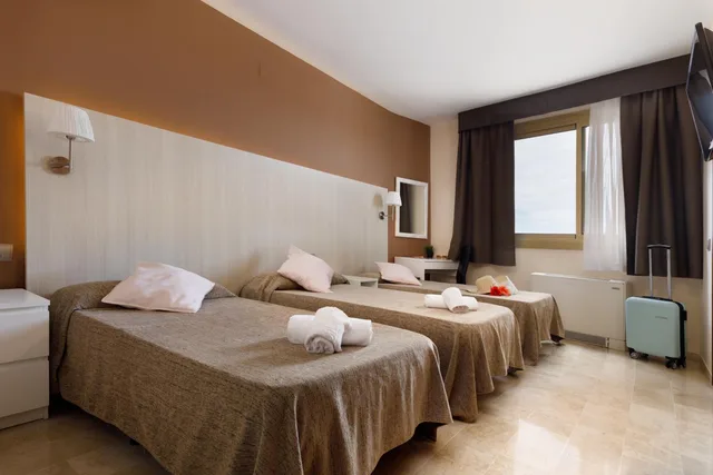غرفة ثلاثية، L'alguer Hotel 1/8