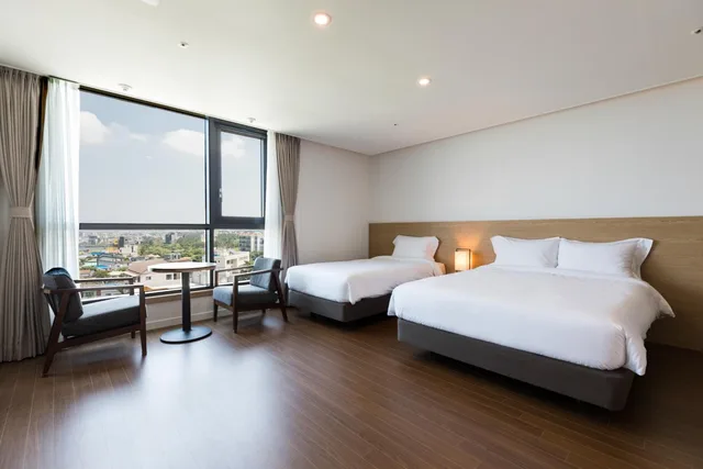 غرفة ديلوكس بسرير مزدوج وسرير فردي بإطلالة على البحر، Lemain Hotel 1/3