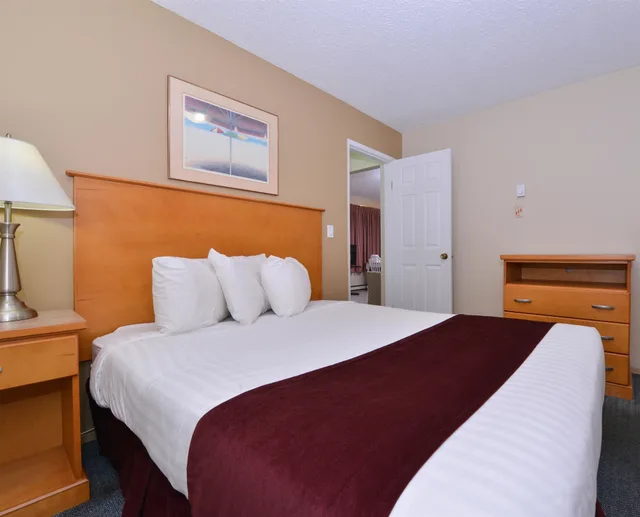 استوديو بسرير كوين، Canadas Best Value Inn Suites Vernon 2/3