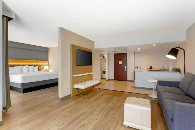 Suite, King Bed, Sofa, Balcony, Radisson Hotel Casa Grande 3/4