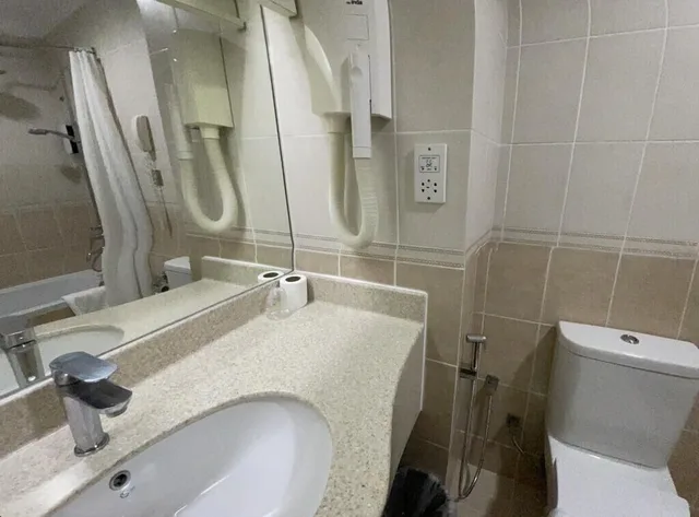 غرفة قياسية بسرير كينج مع أريكة، Golden Tulip Nizwa Hotel 5/7
