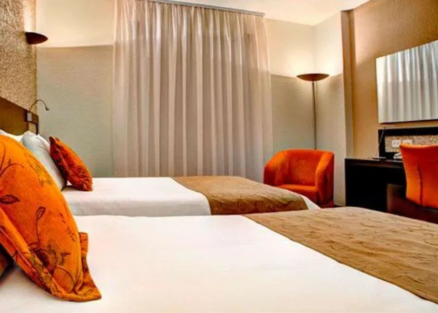 Deluxe, Twin Beds, Quality Hotel Curitiba 2/3