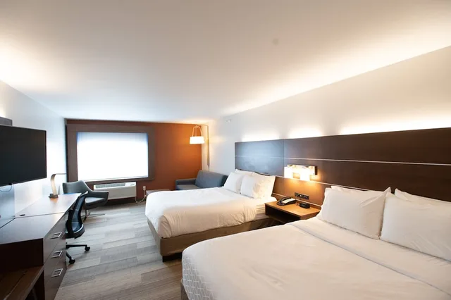 1 Bedroom, Suite, 2 Queen Beds, 2 Bathrooms, Dining Area، Holiday Inn Express Houghton Keweenaw 2/3