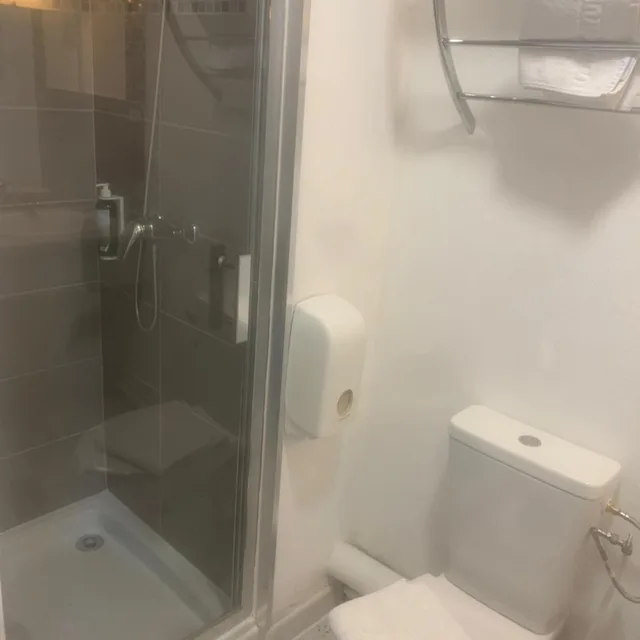 غرفة ثلاثية، LE SUD HOTEL 6/6