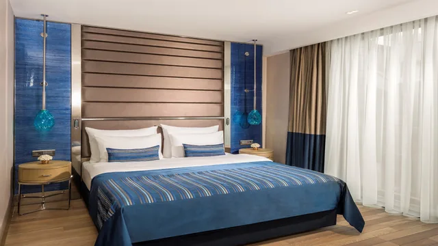 Junior Suite, King Bed, Pool Access، Crowne Plaza Istanbul - Florya 1/9