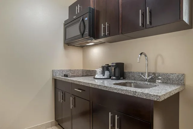 غرفة بسريرين كوين بمطبخ صغير، SureStay Studio by Best Western Gonzales 4/4