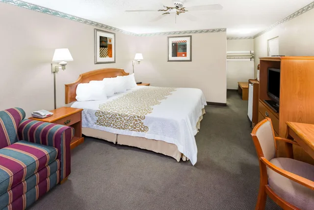 غرفة بسرير كينج للمدخنين، Days Inn By Wyndham Batesville 1/1