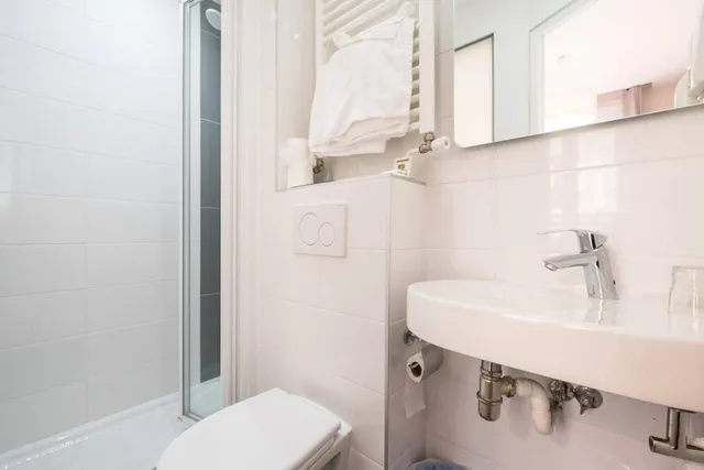 غرفة بسريرين منفصلين بحمام خاص، HOTEL BONSEJOUR MONTMARTRE 5/5