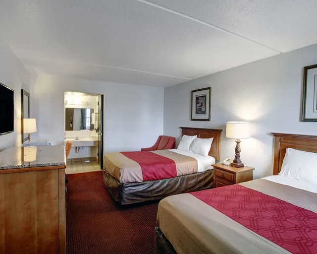 غرفة بسرير كينج للمدخنين لذوي الإعاقة، Rodeway Inn New Braunfels - San Antonio Area 1/3