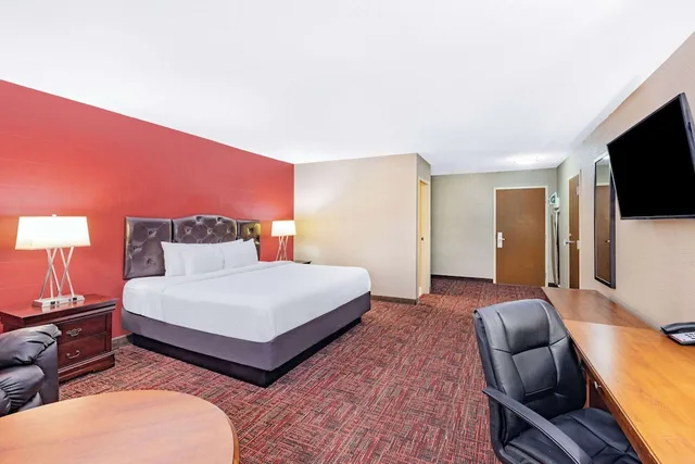 Deluxe, King Bed, Ramada By Wyndham Grand Forks 5/10