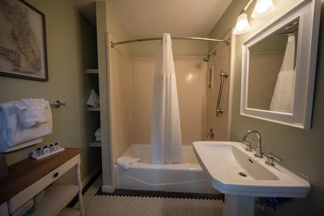 كوخ بسرير كينج وسرير كوين بإطلالة على الشاطئ، Elizabeth Pointe Lodge 9/10