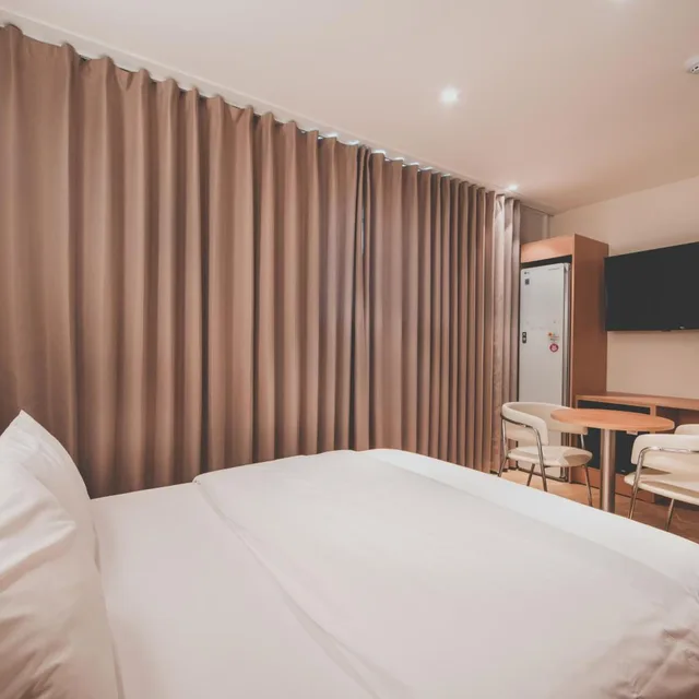 غرفة بريميوم، Hotel Insomnia 8/10