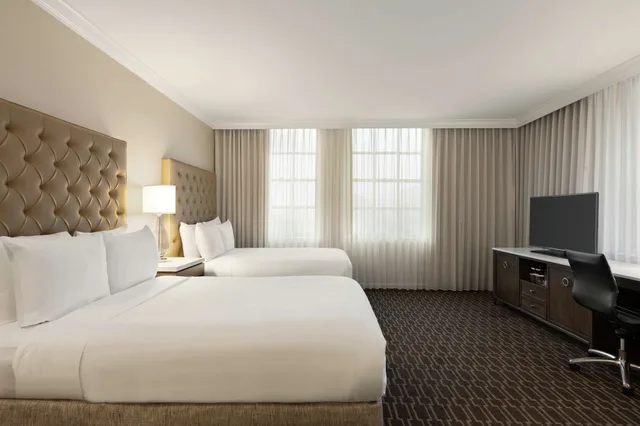 غرفة بسريرين مزدوجين بحوض استحمام لذوي الإعاقة، Hilton New Orleans/St. Charles Avenue 1/4