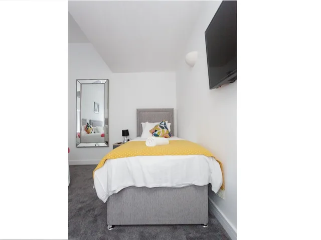 Deluxe, Apartment, 1 Single and 2 Double Beds, Private Bathroom, Live In Leeds Greenhill Bungalows 7/10