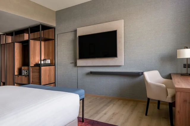 غرفة بريميوم بسرير كينج، Geneva Marriott Hotel 3/4