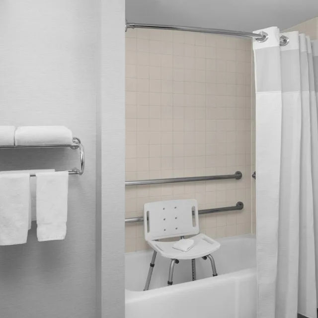 غرفة بسرير كينج بحوض استحمام لذوي الإعاقة، Courtyard by Marriott San Diego - Rancho Bernardo 6/6