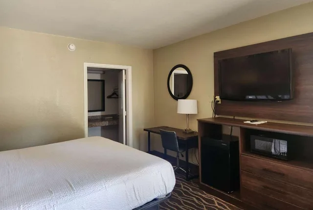 غرفة بسرير مزدوج للمدخنين، Days Inn by Wyndham Leesville 1/5