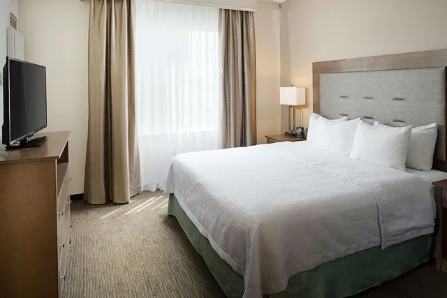 غرفة بسرير كينج بحوض استحمام لذوي الإعاقة، Homewood Suites By Hilton Albuquerque 2/4