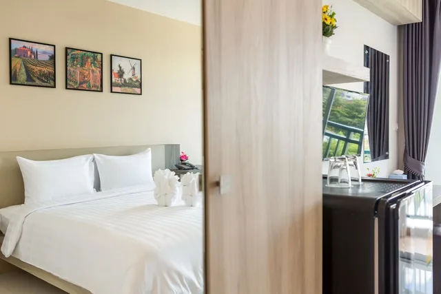 غرفة سوبيريور بسرير كينج، Evergreen Suite Hotel 1/5