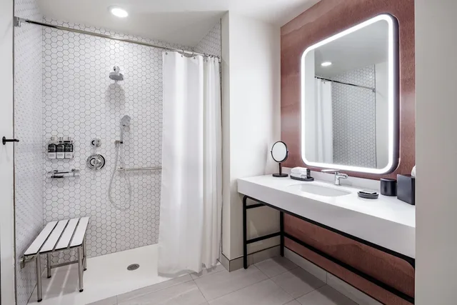 غرفة بسرير كينج لذوي الإعاقة، Hyatt Centric Buckhead Atlanta 2/2