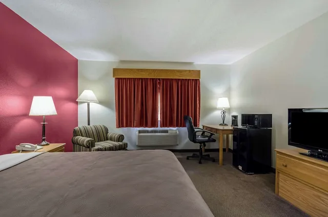غرفة بسرير كينج لذوي الإعاقة، Rodeway Inn Hesston, KS 4/7