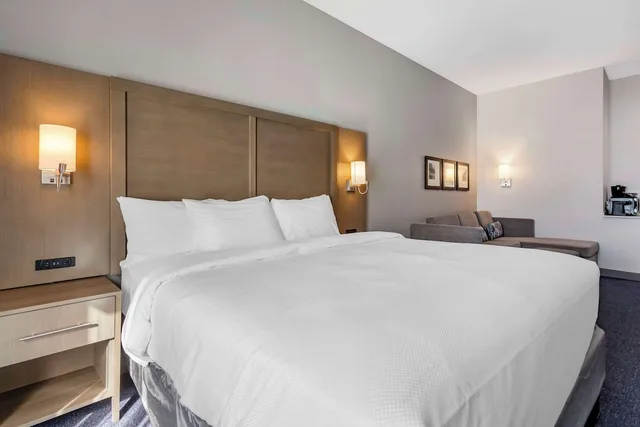 جناح بسرير كينج بغرفة نوم واحدة مع أريكة لذوي الإعاقة، Comfort Suites Scottsdale Talking Stick Entertainment District 4/9