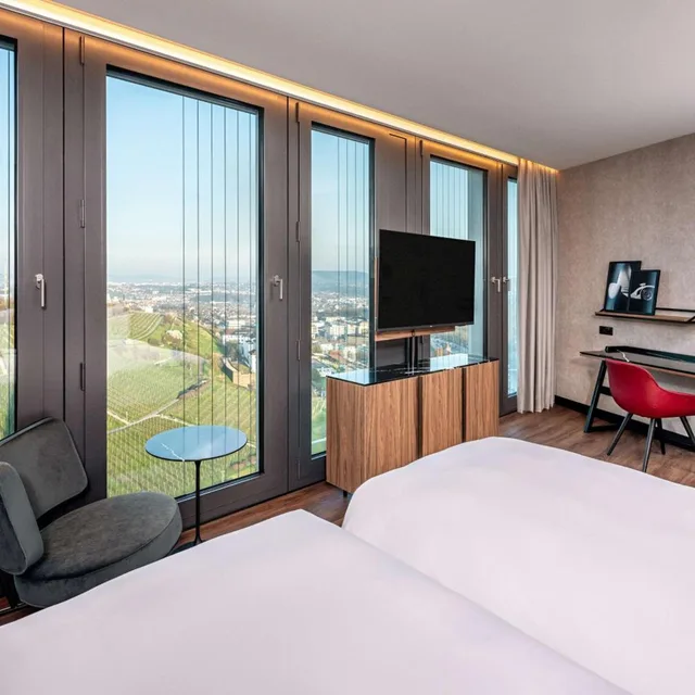 غرفة بريميوم، Radisson Blu Hotel at Porsche Design Tower Stuttgart 4/10