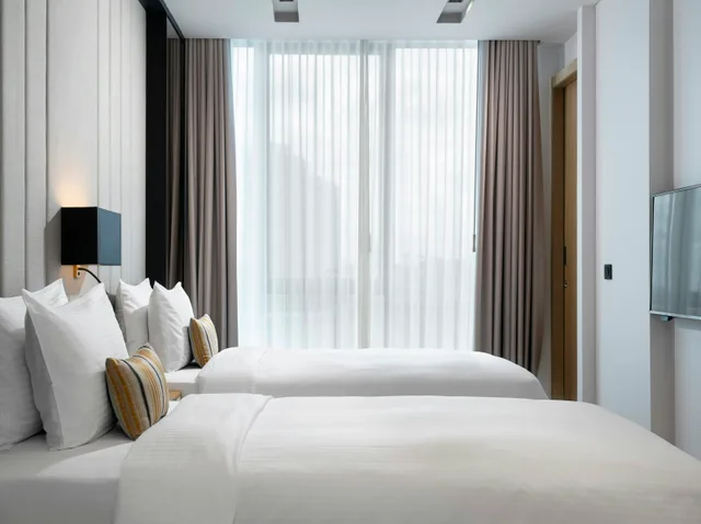 غرفة بسريرين منفصلين بإطلالة على المدينة، Centro Westside Rotana 1/3