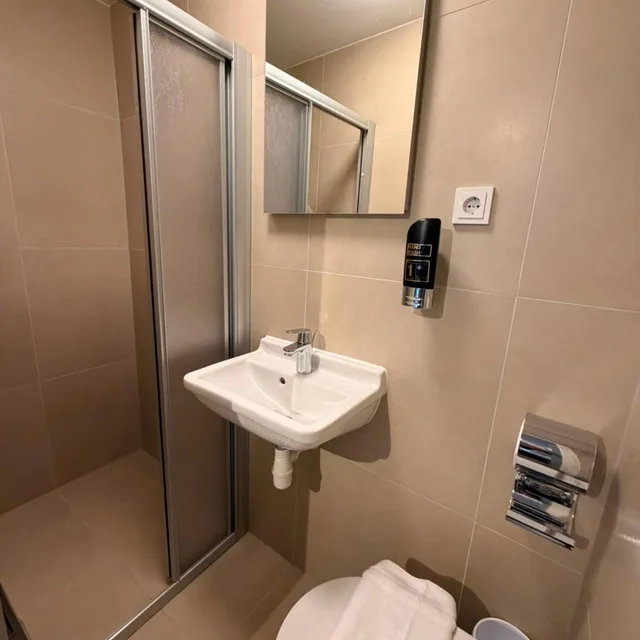 غرفة رباعية، Continental Hotel 6/10
