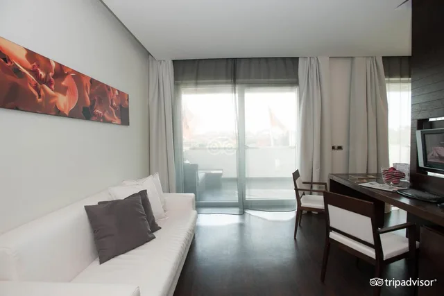 جناح جونيور، Hotel Selene 7/10