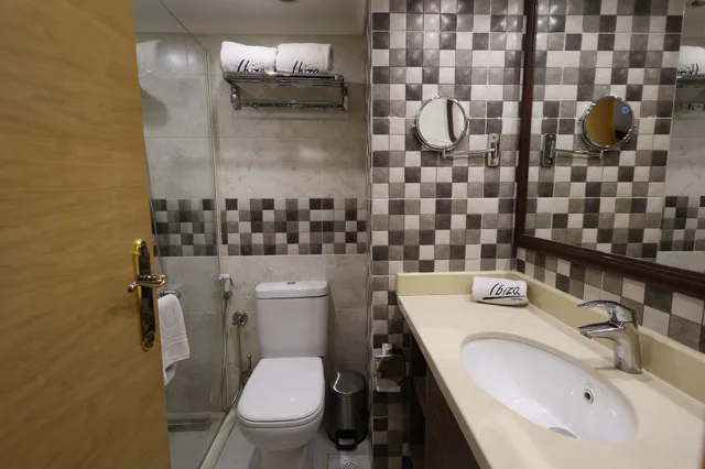 جناح جونيور بسرير كوين، Ibiza hotel 10/10